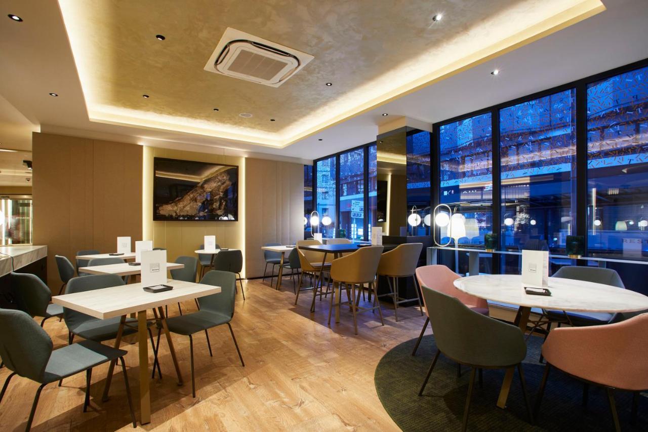 Grand Plaza Hotel & Wellness Ανδόρρα λα Βέγια Εξωτερικό φωτογραφία The lounge at London Heathrow Airport